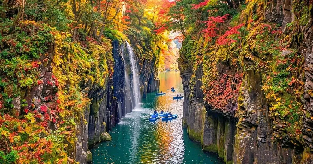 紅葉に染まる高千穂峡。滝と川に浮かぶ手漕ぎボート